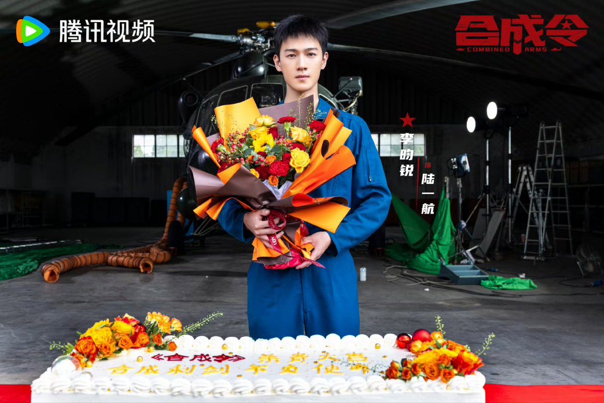 CdramaL's tweet photo. 「📸 | O drama militar #CombinedArms, estrelado por #LiYunrui, #ChenYongsheng, #ZhouHaoqi, #LuQi, #FengMan, #YuYijie, #LiYuwei e mais, lança novas fotos enquanto encerra as filmagens — Conta a história de um soldado e um piloto militar que se encontram na batalha de um ataque terrorista e surge um mal-entendido entre eles. Após seu retorno à China, eles se reencontram quando participam de um experimento em um projeto do exército, e naquele momento eles competem entre si.
#合成令