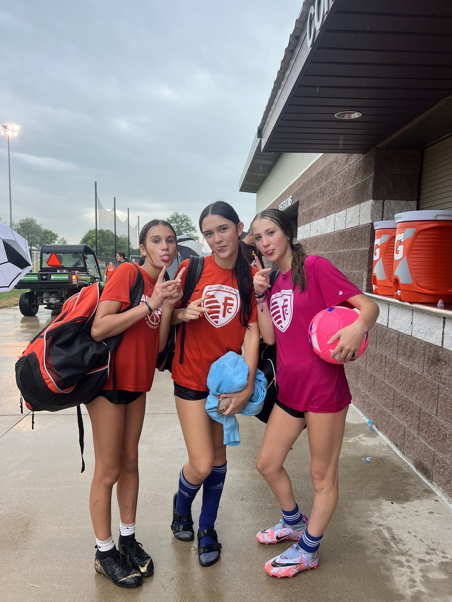 StellaT2029's tweet image. Straight from school 👉 @m14hoopsindy training 👉 soccer practice getting soaked in the rain. #bestfriends #repthe14
