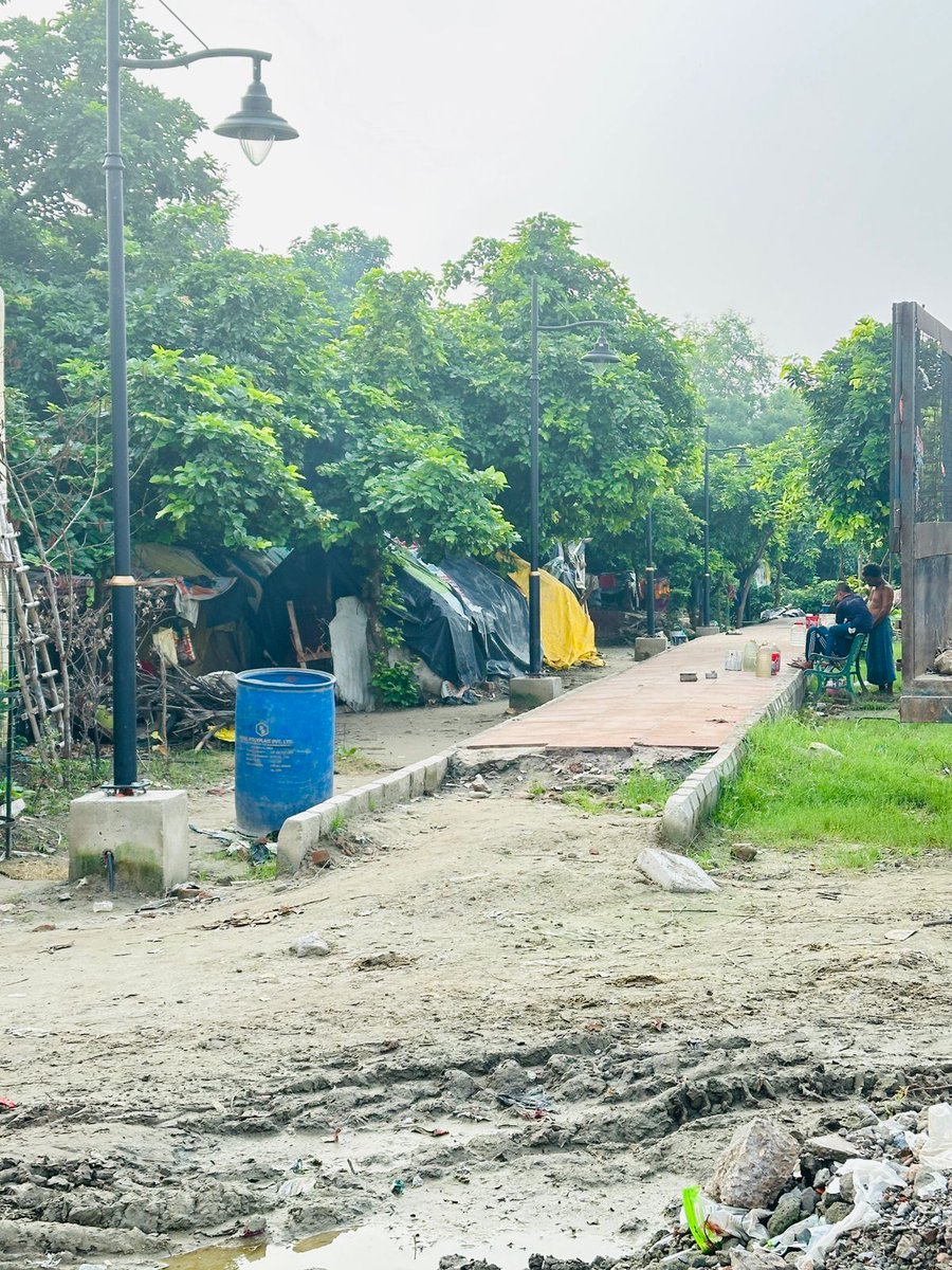 rwa_99's tweet photo. @CeoNoida साहब, सेक्टर-99 में हो रहे गुंडागर्दी आपको ट्वीट के माध्यम से दिखा रहा हूँ । A ब्लॉक ग्रीन बेल्ट में पिछले 6 महीने से कुछ काम नहीं हुआ, पर ठेकेदार ने पचासों झुग्गी डलवाई हुई है । इतने ट्रेक्टर खड़े किए हुए है। @noida_authority के अधिकारी ठेकेदार से मिले हुए है ! https://t.co/yxIbdAqRmf