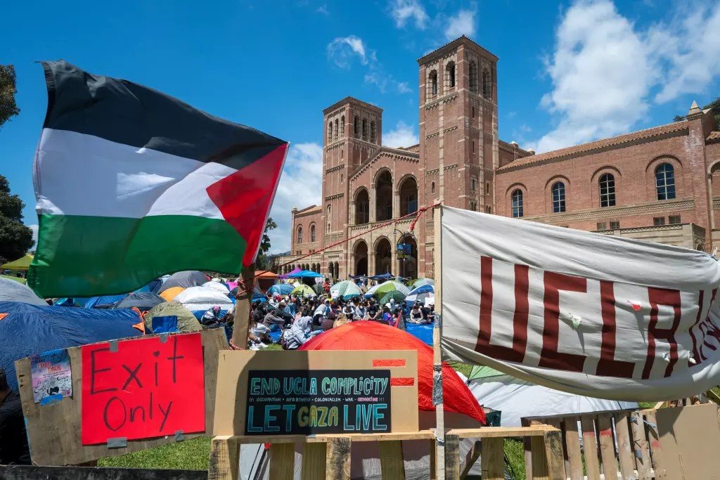 MahalaxmiRaman's tweet image. Judge orders #UCLA to ensure equal campus access to #Jewish students after #ProPalestinian protests

#StudentsProtest #AntiJewish