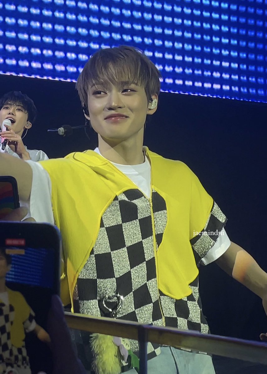 jaemindni's tweet photo. bro has beauty mode irl https://t.co/0f7mHsym0J