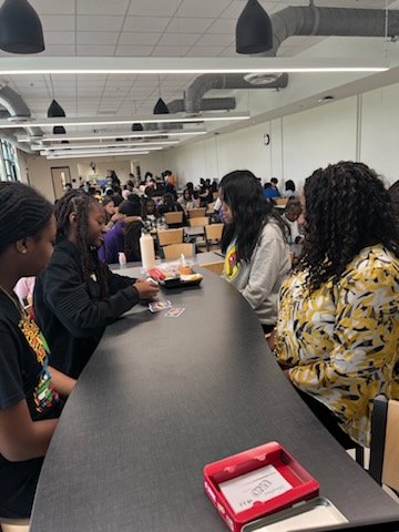 ThePromise_2024's tweet photo. Our principal just schooled a few brave students in a classic game of Uno! Lunch isn't just for eating โ- around here it's all about recharging, laughing, and a little friendly competition!
#UnoChamp #GameOn #Recharge #PrincipalBellUnoMaster #LunchBreakFun https://t.co/pz331kvzy6