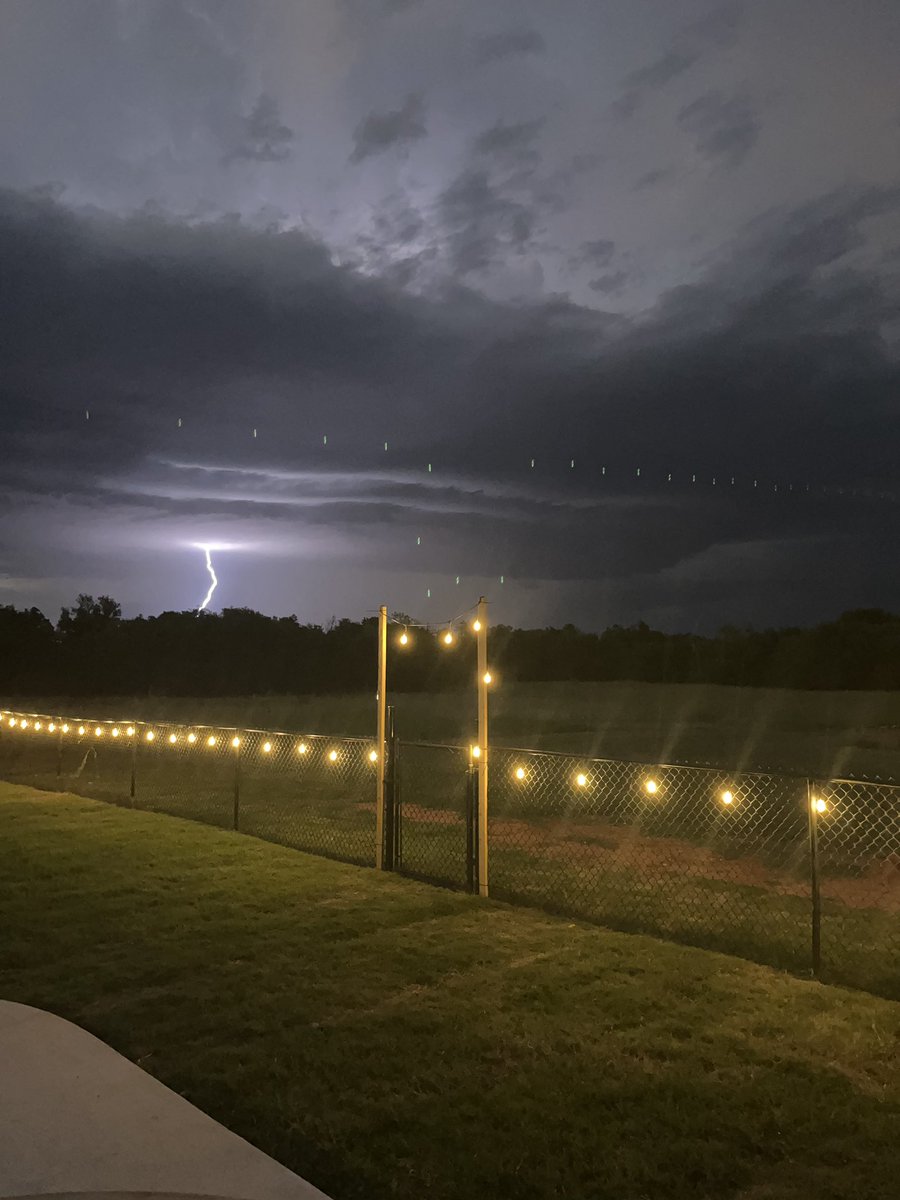 le_perry10's tweet photo. Lightening show in Guthrie- watching from N Edmond. ⚡️#okwx @kfor @emilyrsutton @slaterweather https://t.co/GDHhhqeYIe