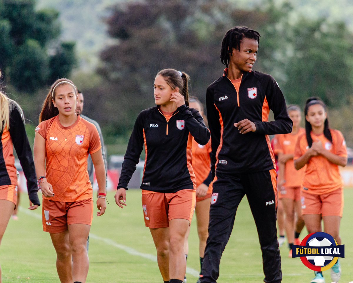 Fut_Local's tweet image. ¡Últimos ajustes antes de la gran batalla! 🦁 Las #Leonas afinan cada detalle en su último entrenamiento, listas para dejarlo todo en la cancha. 🏆🔥

Estas son las postales 📸 del entrenamiento de @LeonasSantaFe 🔴⚪️ previo al duelo por la gran final (vuelta) de la Liga.