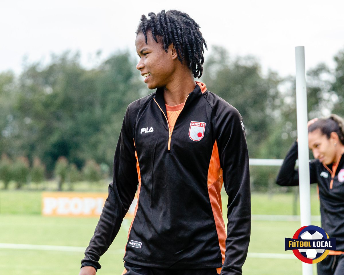 Fut_Local's tweet image. ¡Últimos ajustes antes de la gran batalla! 🦁 Las #Leonas afinan cada detalle en su último entrenamiento, listas para dejarlo todo en la cancha. 🏆🔥

Estas son las postales 📸 del entrenamiento de @LeonasSantaFe 🔴⚪️ previo al duelo por la gran final (vuelta) de la Liga.
