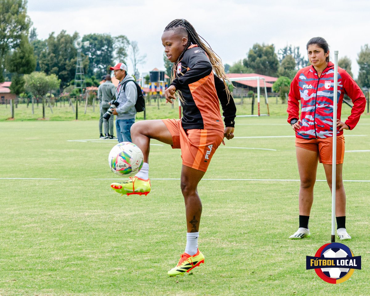 Fut_Local's tweet image. ¡Últimos ajustes antes de la gran batalla! 🦁 Las #Leonas afinan cada detalle en su último entrenamiento, listas para dejarlo todo en la cancha. 🏆🔥

Estas son las postales 📸 del entrenamiento de @LeonasSantaFe 🔴⚪️ previo al duelo por la gran final (vuelta) de la Liga.