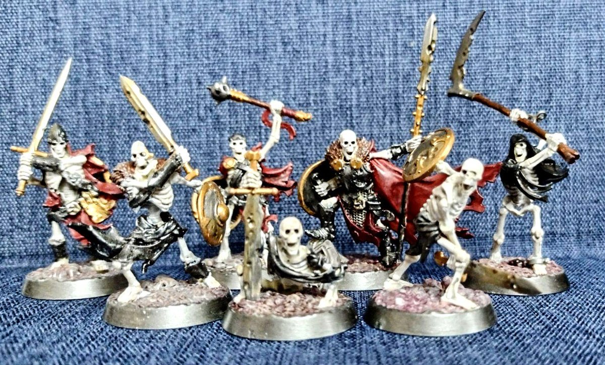 【アンダーワールド(ST)】

ペイントしてたけど紹介していなかった「墳墓の守り手」の皆さん。

1体あたりは弱くとも、蘇生出来るから数で攻撃、目標物奪取が容易。総督の命令で2体アクション出来るのは大きなメリット。蘇生により憤怒で強化骸骨に。やっぱ良いね〜💀💀

#Warhammer
#ウォーハンマー