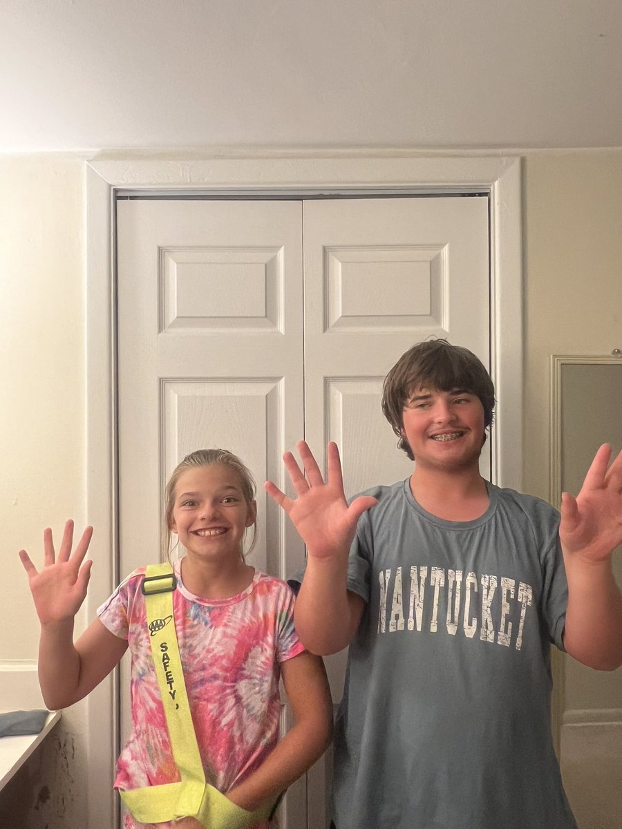 BooklerTraci's tweet photo. 5th grade patrol, Sophomore and 6th grader at the junior high—three different school adventures for them this year! Wishing them all a wonderful, fun, successful year!!! 💜💙❤️ https://t.co/g4u0MWC3gk