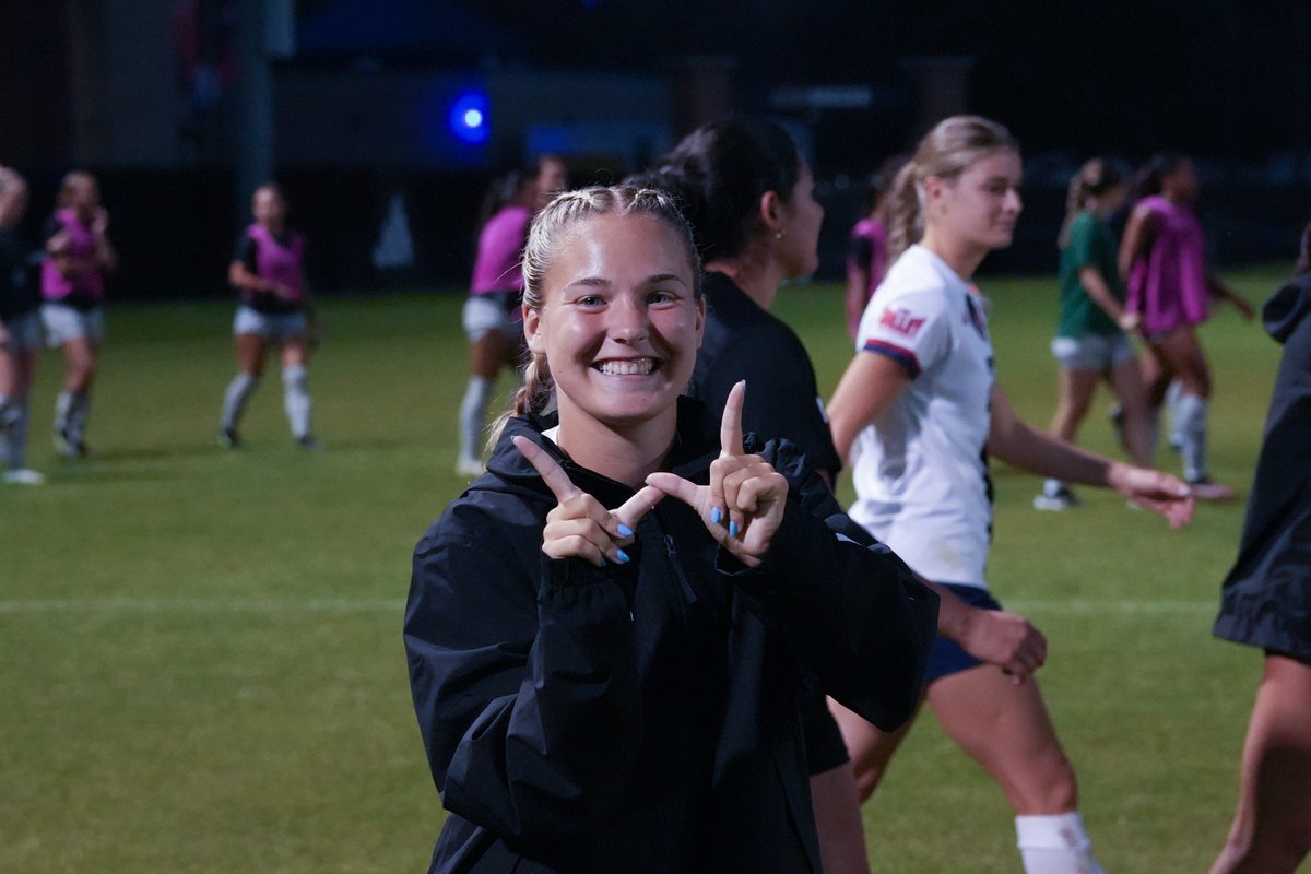 UIC_WSOC's tweet photo. That feeling after our first win 💪

#ChicagosCollegeTeam https://t.co/NZxqrRS3gR