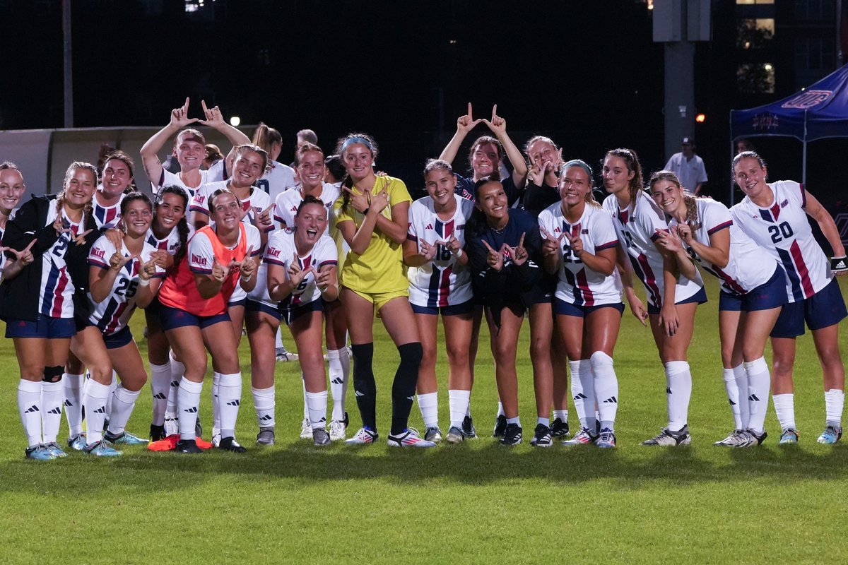 That feeling after our first win 💪

#ChicagosCollegeTeam