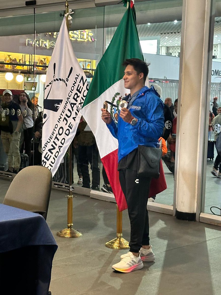 conadeoficial's tweet photo. ¡De regreso a casa! 

Entre flores y mariachis, Osmar Olvera vuelve a México 🇲🇽, luego de su exitosa participación en los #JuegosOlímpicos de #Paris2024 y es recibido con emoción y orgullo por cientos de personas en el aeropuerto. https://t.co/m0Cpz50iFC