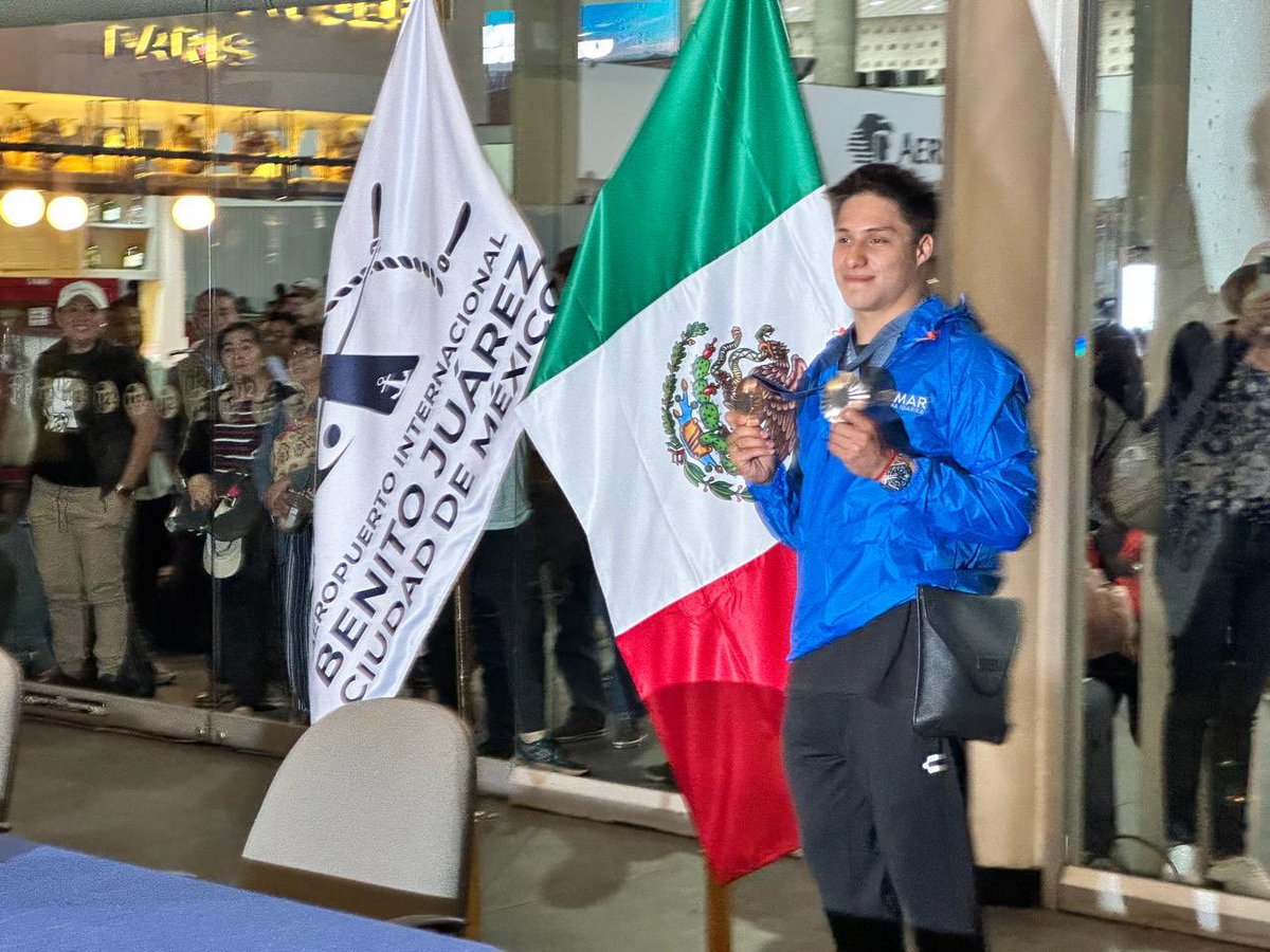 conadeoficial's tweet photo. ¡De regreso a casa! 

Entre flores y mariachis, Osmar Olvera vuelve a México 🇲🇽, luego de su exitosa participación en los #JuegosOlímpicos de #Paris2024 y es recibido con emoción y orgullo por cientos de personas en el aeropuerto. https://t.co/m0Cpz50iFC