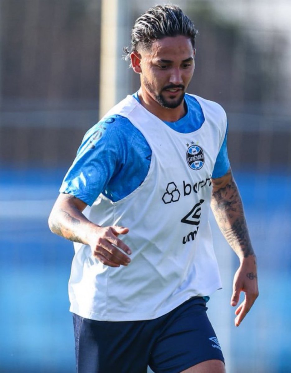 soccergfbpa's tweet photo. Fora dos planos de Renato, Grêmio está acertando a transferência de Jhonata Robert ao Criciúma. 

Com contrato até dezembro de 2024, o jogador não deve ter seu contrato renovado.

🗞️ @marco_burigo 
📸 Lucas Uebel | Grêmio FBPA https://t.co/PO9TjOd7KW