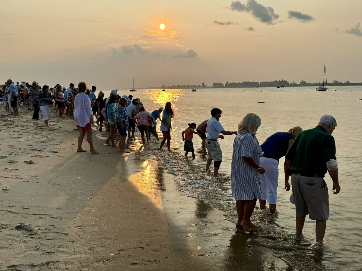 Perfect night for a beach Mass on the Feast of the Assumption of the Blessed Virgin Mary, and the Blessing of the Waters in Breezy Point, organized by <a href="/BTParishNY/">Blessed Trinity Parish</a> and attended by hundreds of parishioners. <a href="/BrooklynDiocese/">Diocese of Brooklyn</a> <a href="/BQDiocesePress/">Brooklyn Diocese Press Office</a>