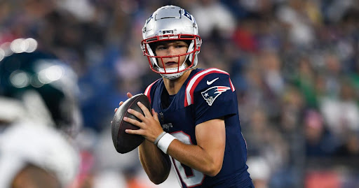 Drake Maye has boosted his hopes of becoming a starting quarterback in the NFL after a stellar display tonight 🏈

✍️ <a href="/Blowsive/">Tom Blow</a> 

Read more 👉 themirror.com/sport/american…