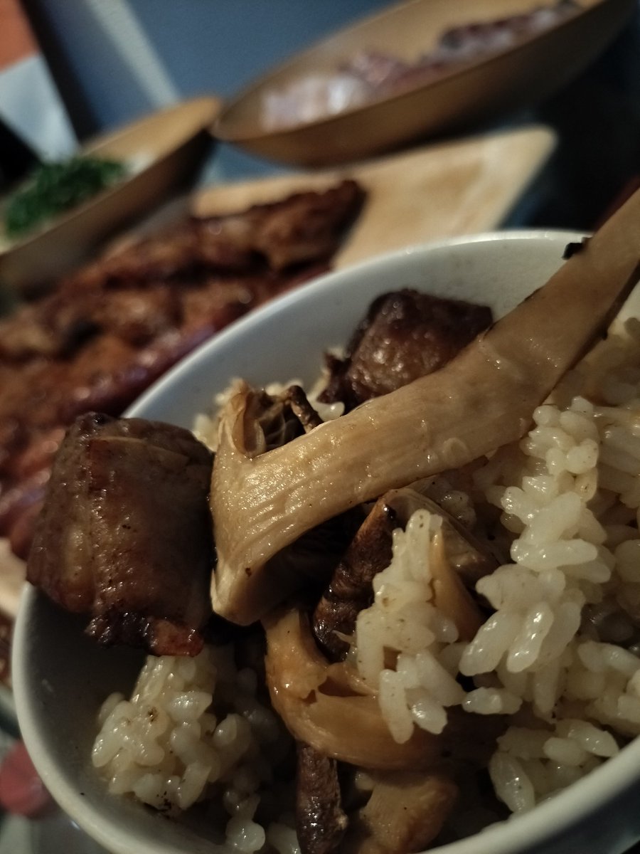 21Ami5's tweet photo. 先日の夜ご飯、季節先取りの松茸(中国産)と牛肉の炊き込みご飯♡

 #彼ごはん
 #松茸なんて久しぶり
 #文句なしの美味しさ https://t.co/jHsFr0aVe3