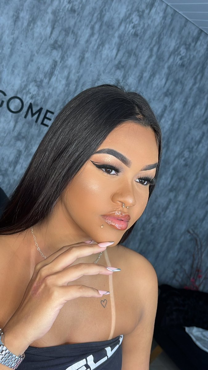 Make elaborada 💄
•
•
•
•

Para mais informações clique no link da bio 📲💄✨