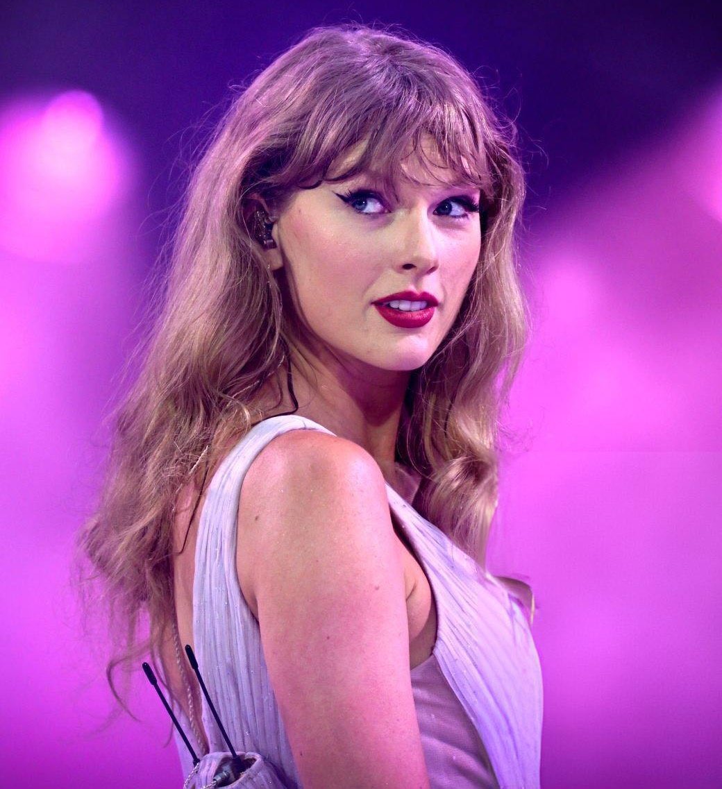 🚨| Taylor Swift is very demure very mindful in new photo from Night 4 of 'The Eras Tour' in London #LondonTSTheErasTour