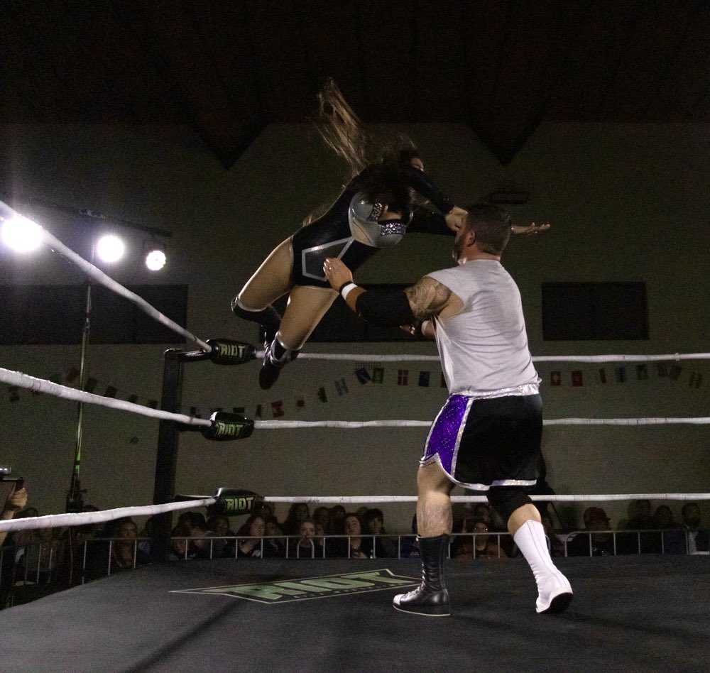 5avannah5ummer5's tweet photo. Jumping into the weekend!! @rcwrestling #Princessofperfection π https://t.co/A4NWvKb2jS