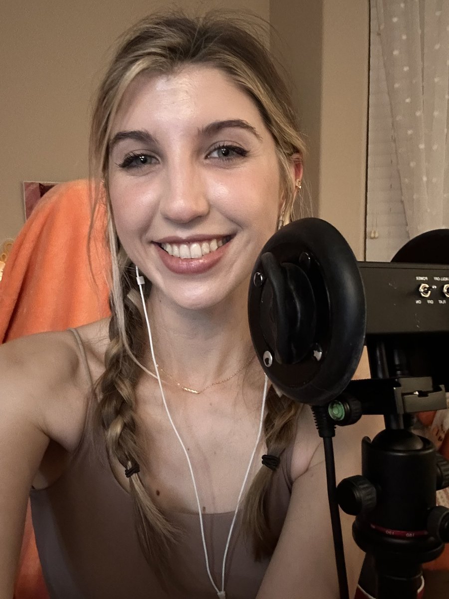 Liveeeeeee twitch.tv/frivvifox