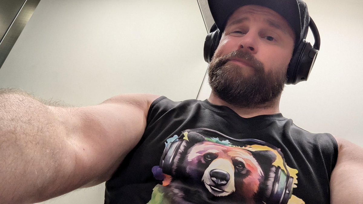 JefferyRacz's tweet photo. I listen to anime themes while working out. #dorkbear #dadbearbod https://t.co/hvo98gLDrF