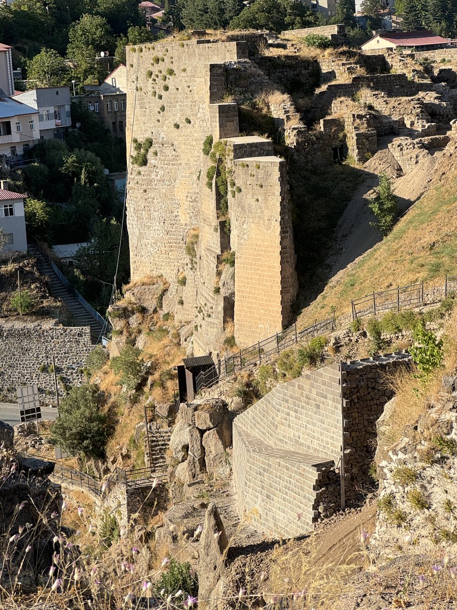 Bitlis kalesi restorasyonu..böylesi ardındaki kayaları örterek yeni malzemelerle duvar örme doğru bir yöntem mi? Kale ortaçağ yapısı görünümünü kaybediyor yıllardır süren restorasyonla..