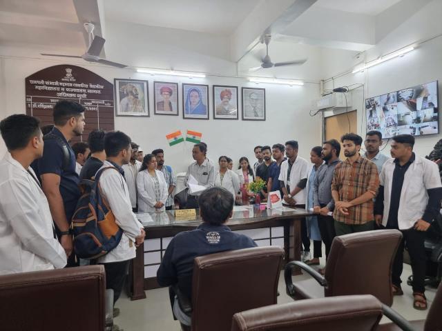official_afa_'s tweet photo. FMGs Interns at GMC Satara, Maharashtra have issued a notice for a peaceful protest. @FAIMA_INDIA_ @FordaIndia @IMAIndiaOrg #justiceformoumitadebnath #KolkataDoctorDeath #KolkataDoctor https://t.co/DC9YP218LC