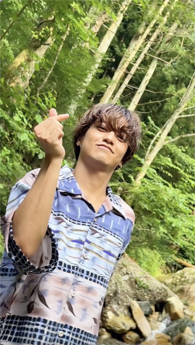 umusicjapan's tweet photo. 👑King & Prince👑 @kp_official0523 
📣 SUMMER VACATION with King & Prince 

SPOTLIGHT踊ってみました！
Part2🎩🪄
今回はソロバージョン🏞️☀️
みんなも覚えて一緒に踊ろう🫰

永瀬廉ソロver.
https://t.co/EPwyu6DTRQ

髙橋海人ソロver.
https://t.co/IvoI0CS0aT

#SPOTLIGHTダンス 
#キンプリダンス
#指ハート
#KingandPrince
#キンプリと夏
