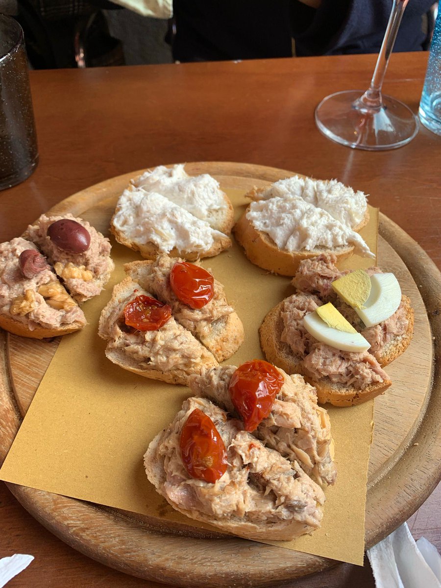 Friday fish...and here are our fish cicchetti: with creamed cod, mackerel and tuna. Because traditions must be respected...😂

#cantinaaziendeagricole #cicchetti #bacaro #bar #osteria #venezia #venice #venise #베니스 #pesce #fish