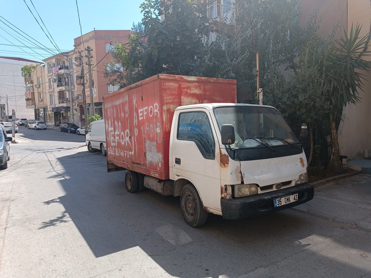 Sayın <a href="/EmniyetIzmir/">İzmir Emniyet Müdürlüğü</a> Yetkililerimiz, 
resimlerini görmüş olduğunuz aracın Fiziki Muayeneleri Yapılmış mıdır? Yapıldıysa nasıl trafiğe çıkmasına onay verilmiştir? Trafik Sigortası Mevcut mudur?
Bu araç Buca ilçesinde sürekli gelişi güzel park edip insanları tedirgin etmektedir