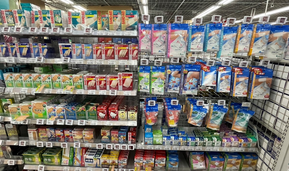 絆創膏やガーゼなど多数取り扱っております。 バッグの中に入れる