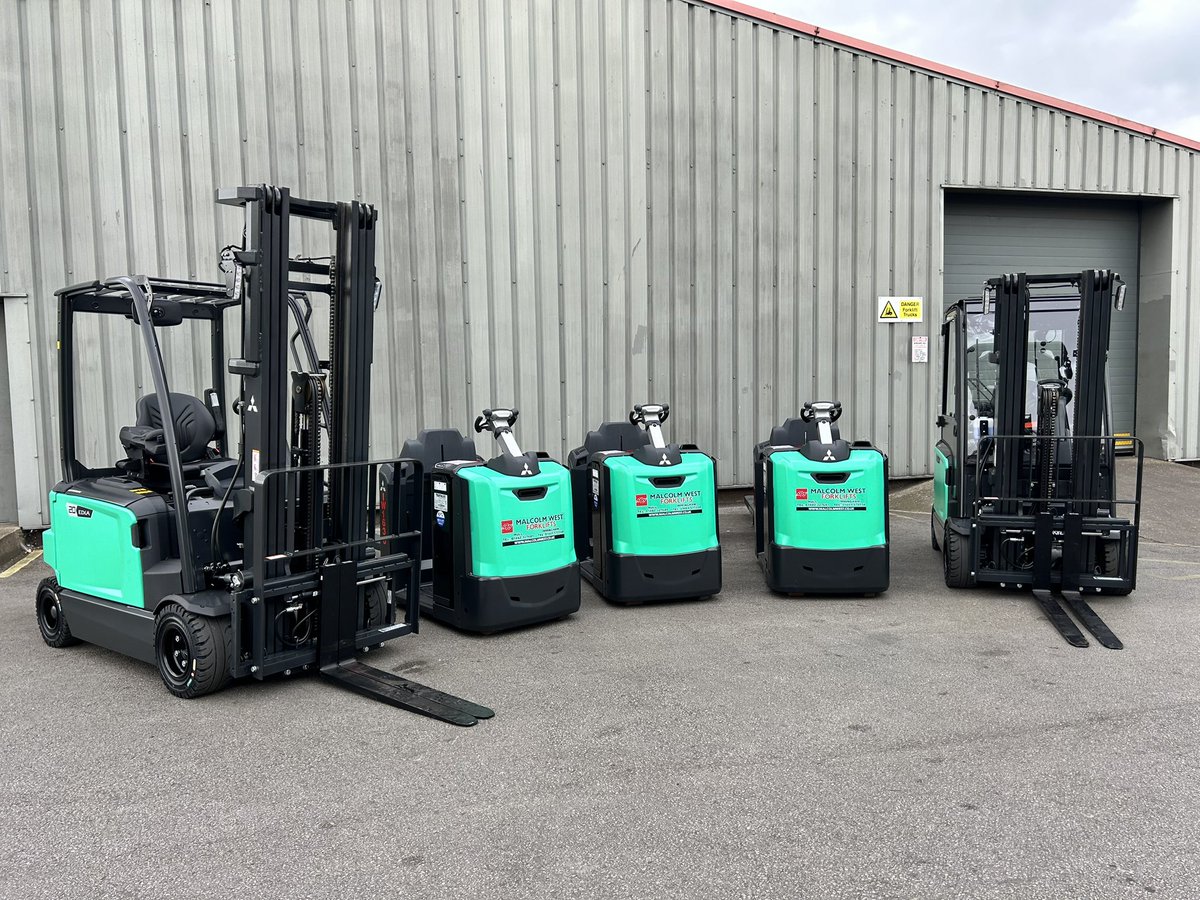 🟢⚫️ These 5 new @MitForkliftUK machines are heading to their new home today. 
2 x Mitsubishi FB20N2 counterbalance machines accompanied by 3 x OPB20N3 low level order pickers will ensure the safe operations in the warehouse all the way to loading on the back of the wagons 🏭🚛