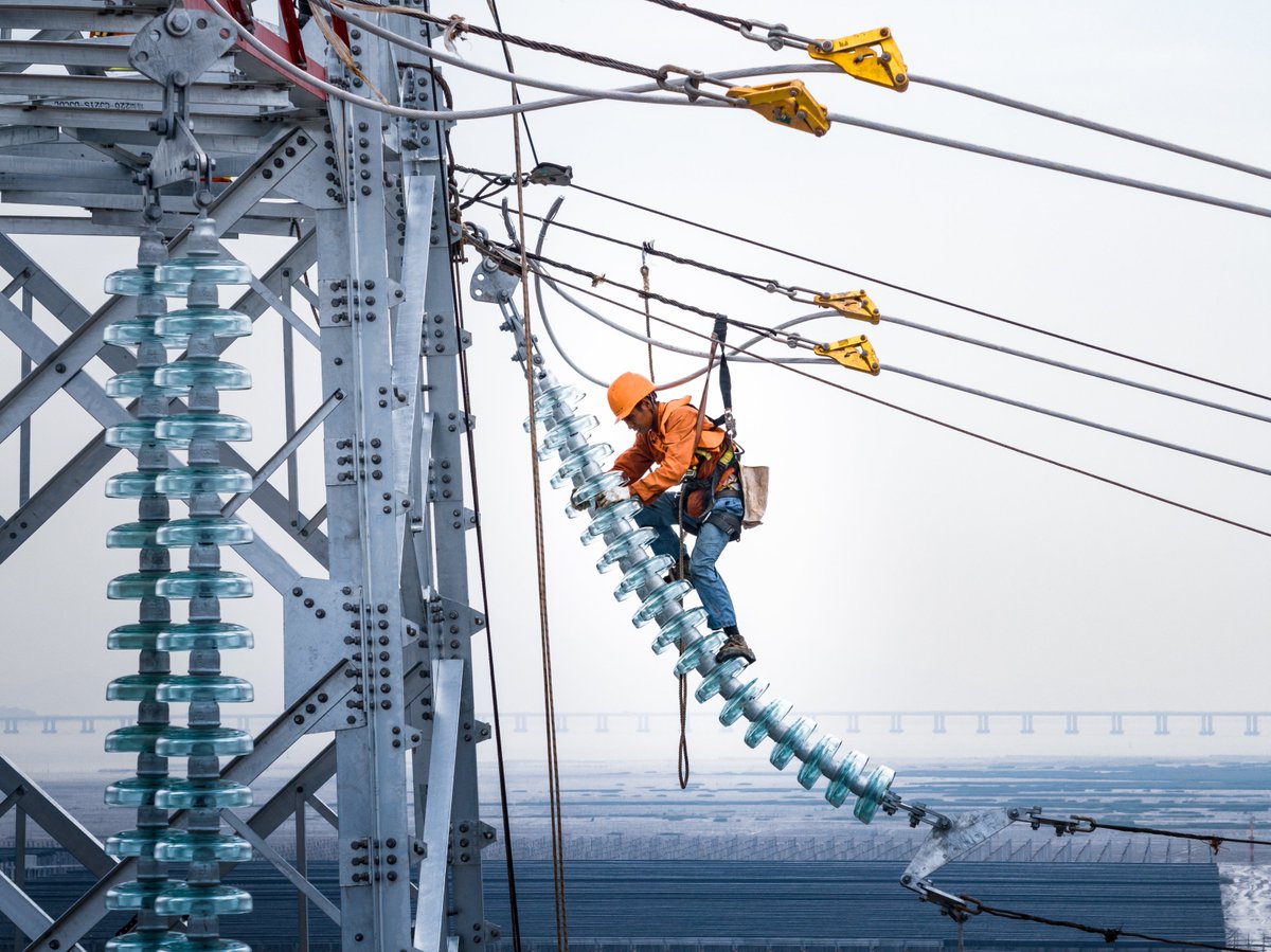 SGCCofficial's tweet photo. In early August, Wenzhou Hengtai 550MW fishery-solar hybrid project was connected to the grid and put into operation. #StateGrid Zhejiang Electric Power Company is accelerating the construction of a new power system, achieving low-carbon energy transformation. https://t.co/jAd1QHby13