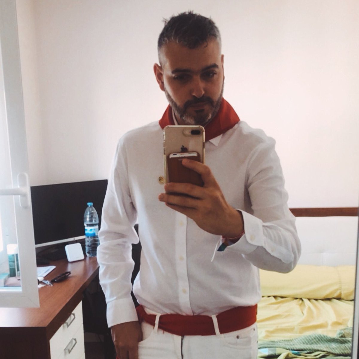 ¡Qué alegría poder representar a #Ribaforada en las fiestas de los pueblos de #Navarra! 🎉 Vestido de pamplonica, me siento orgulloso de llevar la tradición de mi pueblo a cada rincón. ¡Vamos a disfrutar y a celebrar nuestras raíces! 💪🏼🌍
#FiestasDePueblo #riberadenavarra