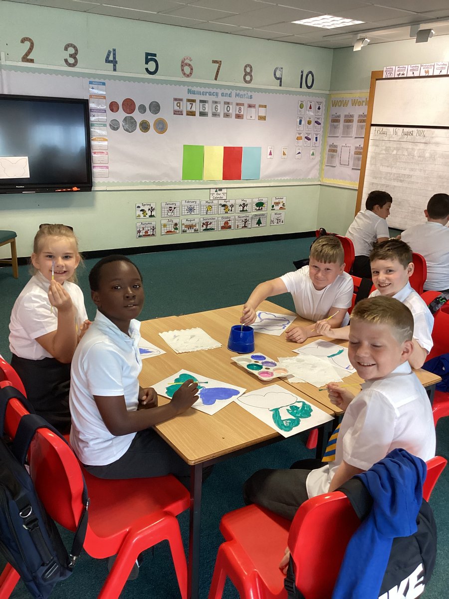 SMOS_P5_MissD's tweet photo. Happy Friday from Primary 5 😁!  A  fun  morning  doing  some  painting  🖌️🎨 https://t.co/dZlHRfUOZ9