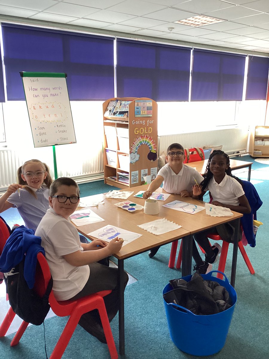 SMOS_P5_MissD's tweet photo. Happy Friday from Primary 5 😁!  A  fun  morning  doing  some  painting  🖌️🎨 https://t.co/dZlHRfUOZ9