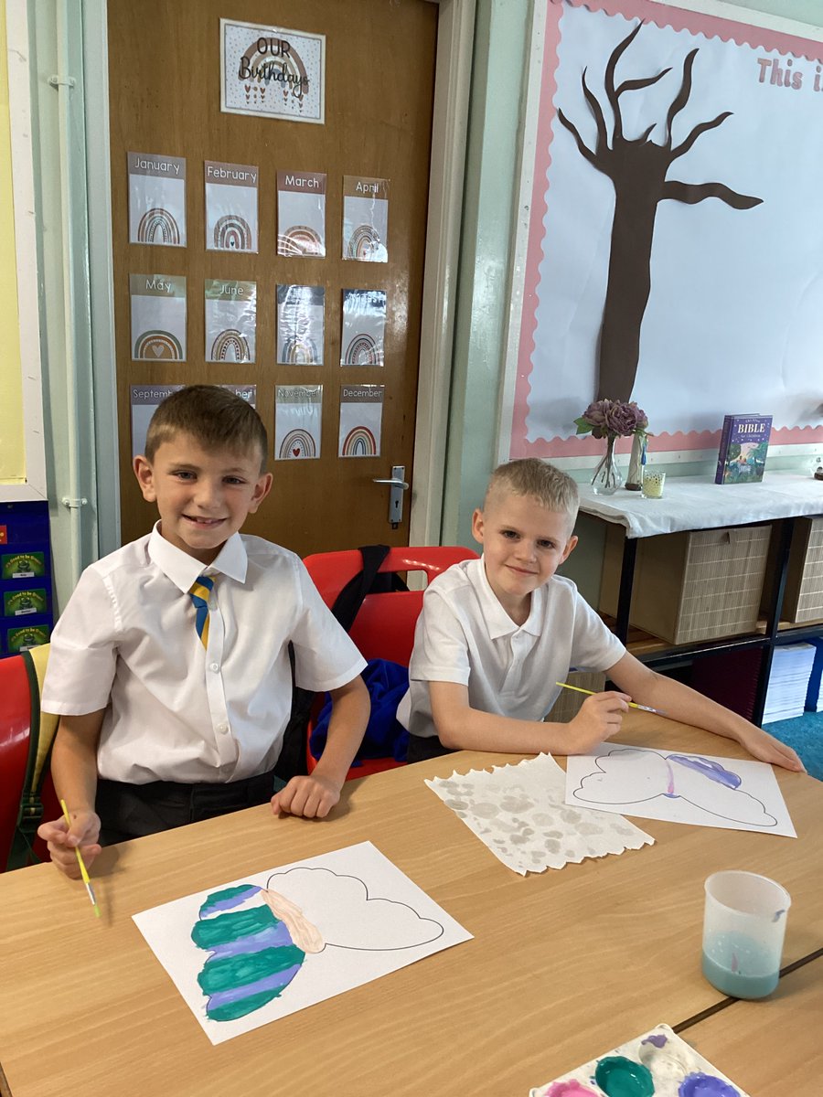 SMOS_P5_MissD's tweet photo. Happy Friday from Primary 5 😁!  A  fun  morning  doing  some  painting  🖌️🎨 https://t.co/dZlHRfUOZ9