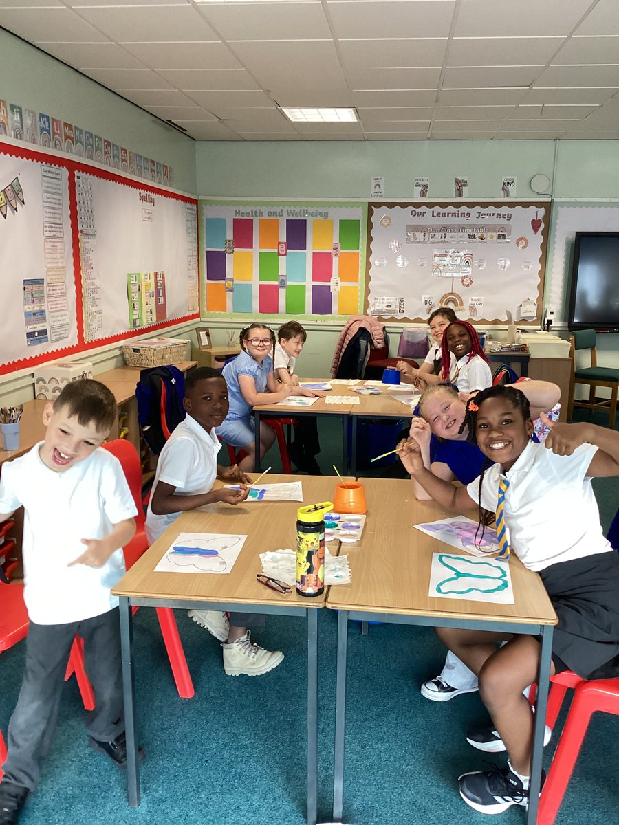 SMOS_P5_MissD's tweet photo. Happy Friday from Primary 5 😁!  A  fun  morning  doing  some  painting  🖌️🎨 https://t.co/dZlHRfUOZ9