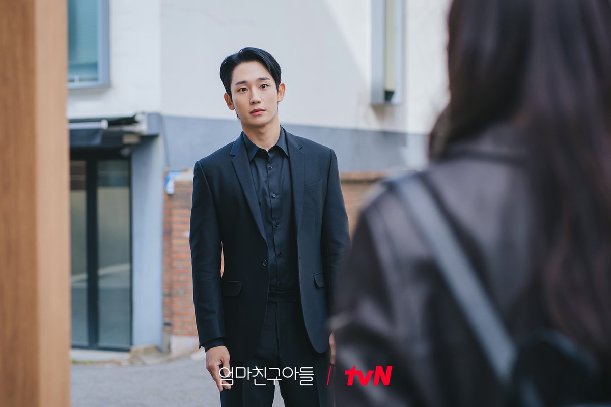 CJnDrama's tweet photo. 속보📢 엄친딸 배석류! 가족 몰래 한국으로 컴백? 
등짝 스매싱 피하기 위한 아슬 아슬 숨바꼭질🤫  

[토일] 밤 9:20 | tvN 
#엄마친구아들 #LoveNextDoor https://t.co/zYTrBocSYe