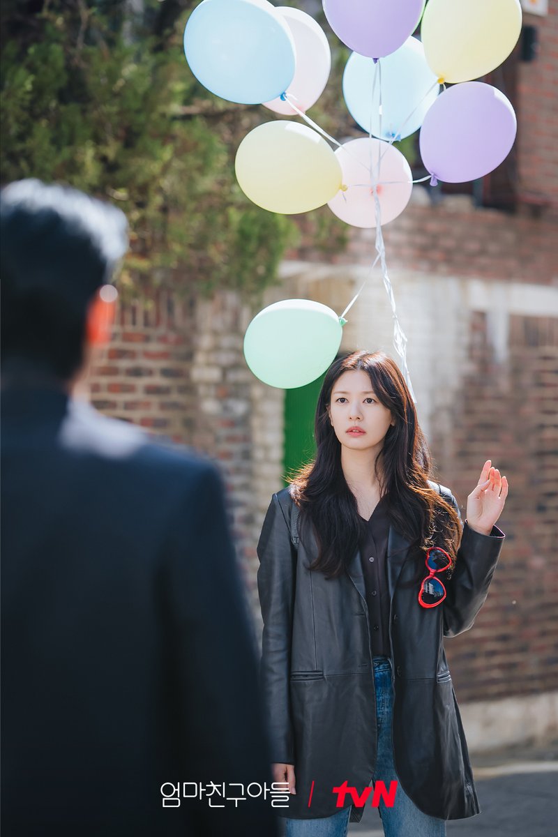 CJnDrama's tweet photo. 속보📢 엄친딸 배석류! 가족 몰래 한국으로 컴백? 
등짝 스매싱 피하기 위한 아슬 아슬 숨바꼭질🤫  

[토일] 밤 9:20 | tvN 
#엄마친구아들 #LoveNextDoor https://t.co/zYTrBocSYe
