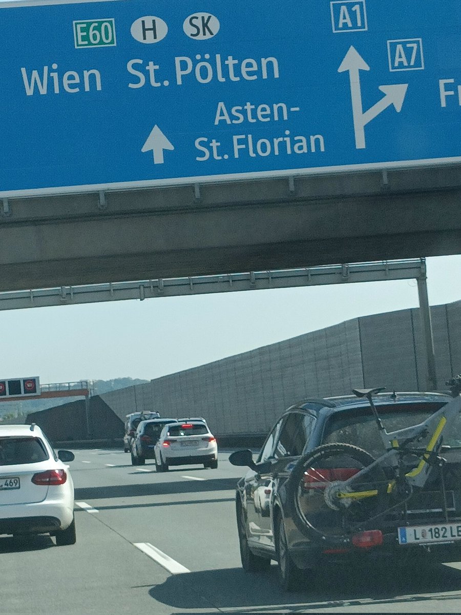 BoksemMichb's tweet photo. Bijna THUIS🇦🇹❤️🤍❤️
Natuurlijk familiebezoek, maar zondag ook zeker naar Rapid Wien💚🤍. Dus geen 1e thuiswedstrijd Heracles voor mij... https://t.co/QlAQ7OMfWb