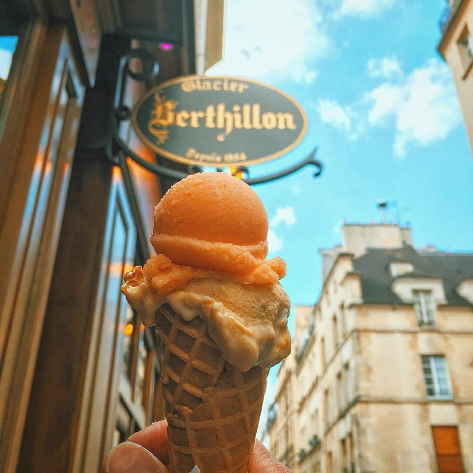 euro_tour's tweet photo. 🇫🇷パリ、人気のアイスクリーム店『ベルティヨン🍨』 サン・ルイ島に本店を置く、行列のできる人気のアイスクリーム屋さん。「サロン・ド・テ」を併設♪ #ExploreFrance #ベルティヨン #Berthillon
👉https://t.co/zsPbY8uTYz
➡パリのプチホテル:https://t.co/qiMTsHRcij https://t.co/1yo27ivpZZ