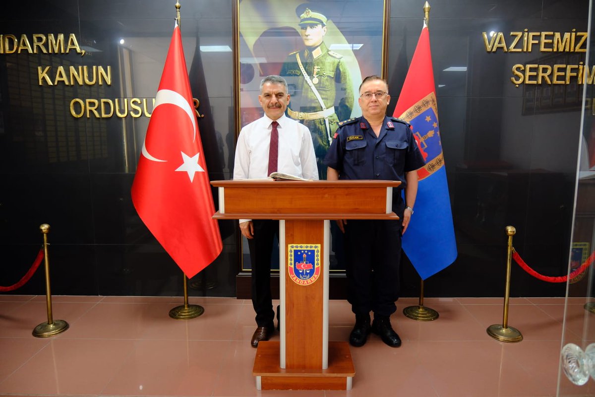 YozgatValiligi's tweet photo. Cumhurbaşkanlığı Kararnamesi ile Ankara'ya atanan İl Jandarma Komutanı Albay Nejdet Özcan'ı ziyaret eden Valimiz Mehmet Ali Özkan, Albay Özcan'a bugüne kadar ilimizde yaptığı hizmetlerden dolayı teşekkür ederek, yeni görevinin hayırlı olması temennisinde bulundu. https://t.co/yaU6zNnzh0
