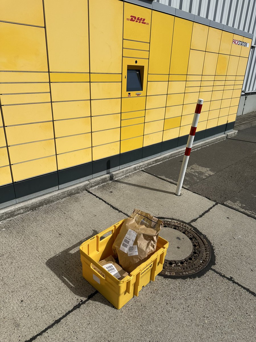 EntonBerlin's tweet photo. Hallo @DHLPaket ist das die neue Variante der Packstation? Sendungen davor stellen, nach dem Motto wird schon einer abholen. Oder Test für Self Service ohne App? 🤦‍♂️ https://t.co/Uf72hRhM3K