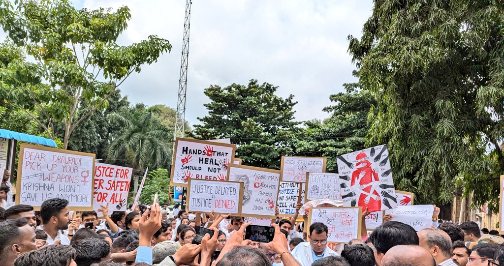 damnrosh's tweet photo. I am protesting for the parents who lost their baby daughter.
I am protesting for women who lost hope in this society.
I am protesting for the parent I'm gonna be when I welcome my baby girl to this world
#justiceformoumitadebnath
#BengalHorror #KolkataDoctorDeath 
#RGKarCollege https://t.co/UB2M2m0l9z