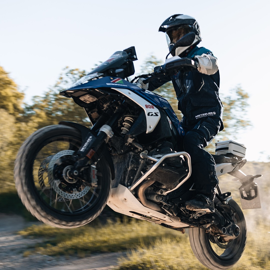 BMWMotorradKSA's tweet photo. R 1300 GS
أداؤك الطبيعي هو القمة التي يتمناها الآخرون.

لمزيد من التفاصيل، اتصل بنا على 8000-123-800.

R 1300 GS. Their peak is your beginning.

For more information, call us at 800-123-8000.

#BMWMotorradKSA #MakeLifeARide #NeverStopChallenging #R1300GS https://t.co/DHFJOj4WAJ