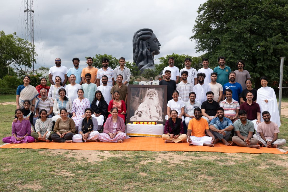 ishafoundation's tweet photo. The Shoonya Intensive program is now available at Sadhguru Sannidhi Bengaluru! 

For those who wish to explore deeper inner dimensions, Shoonya Intensive is an advanced #meditation program designed by @SadhguruJV combining the dynamic Shakti Chalana Kriya and Shoonya Meditation. Shakti Chalana Kriya is a set of powerful, purifying practices that enhance the flow of one’s vital energy. Shoonya Meditation is an effortless process of conscious non-doing. Together, these practices stimulate the release of physical, mental and emotional blocks and lead to a deep sense of inner wellbeing.