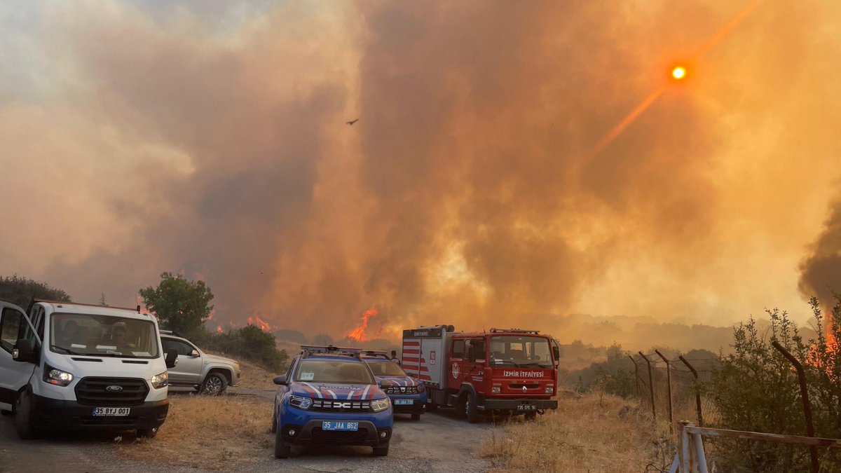 drcemiltugay's tweet photo. Karşıyaka Yamanlar Dağı’nda dün gece başlayan yangını kontrol altına almak için İzmir İtfaiyemiz, İZSU ve belediyemizin diğer birimleri ile birlikte sahada çalışmalarını sürdürüyoruz. 

Rüzgar yangının etkisini bir çok yere dağıtıyor.  Arkadaşlarımız kontrol altına almak için yoğun şekilde çalışıyorlar. 600’e yakın personel, ilçe belediyelerinin desteği ile 30’un üzerinde yangın söndürme aracı ile bölgedeyiz. Yangının yerleşim yerlerine ulaşmaması için ekiplerimiz var gücüyle çalışıyor.