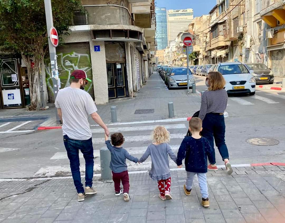 YinonMagal's tweet photo. נדב שטראוכלר כותב:

חסר��ם לנו 3-4 ילדים והצלחנו להקים בית ספר חמ״ד במרכז ת״א. זה בגדר נס גלוי בימים אלה.

מכירים הורים במרכז ובדרום ת״א? אני צריך את עזרתכם. 
לפני כשלוש שנים יצאתי להרפתקאה במחוזות שאינם מוכרים לי. יחד עם אחי היקר יאיר לוי- Yair Levi הבנו שאין מנוס והחלטנו לפעול כדי להקים עבור ילדינו גן ממלכתי דתי (חמ״ד) ראשון באזור פלורנטין מזה עשרות שנים. 
באופן כמעט ניסי, הגן קם ונהיה. התחלנו כעשרים משפחות בשנה הראשונה. בשנה השנייה כבר היינו כשלושים משפחות ולשנה הבאה נרשמו מספר שיא של למעלה מ-50 משפחות, ובספטמבר הקרוב יפתחו שני גני חמ״ד, עם צוותי חינוך מהממים ומרגשים. 

קצרה היריעה מלספר כמה טוב, חסד וערבות הדדית העניק הגן הזה לעולם ולקהילה באזור. משפחות מגוונות במיוחד משלל החברה הישראלית, שלחו את ילדיהם לגן ועל כן הוא צמח וגדל כך בהתאם.

אבל המסע לא תם. חלוצי הגן, לצד בוגרי גנים אחרים באזור, עולים השנה לכיתה א׳ ולאחר הבנת המורכבויות הרבות, פנינו למשרד החינוך ולעיריית תל אביב על מנת לפתוח בי״ס חמ״ד ��ומח - מגוון, משותף לבנים ובנות, באיכות וברמה ובצביון מכבד לכל המתאים למשפחות ממרכז ודרום תל אביב. 
אחרי חודשים של בירוקרטיות מורכבות ובסיוע רב של רבים ובהם חיים גורן היקר, איתרנו לוקיישן נהדר (רח׳ לילינבלום במרכז העיר), ישנו צוות חינוכי שנערך לשנה הבאה ועברנו את כלל המשוכות ממש בימים אלה, אולם בשלב זה ישנם כ-17 נרשמות ונרשמים לכיתה א׳ בבית הספר חמ״ד הצומח שאותו אנחנו מבקשים להקים, כאשר המערכת מחייבת 20 ילדים לפחות לטובת כיתה תקנית.

עברנו הרבה כדי להגיע עד הנה, כדי לייצר במרכז העיר תל אביב חינוך ממלכתי-דתי מכבד, מכיל ומרים לילדים המתוקים, ונשאר לנו עוד מייל אחד.
מכיוון שהגענו לנחלה בדקה ה-90 ממש משפחות רבות שעולות לכיתה א׳ כבר רשמו את ילדיהם לפלטפורמות אחרות - כמובן מבלי לדעת שכלל קיימת האופציה של בית הספר אותו אנו מקימים (*חשוב לציין: ניתן לעדכן את ההרשמה גם כעת).

אנחנו מאוד רוצים להגשים את החלום שלנו - לייצר עוד בית חינוכי איכותי, ציוני, מכבד ואוהב שיגדל להיות בית ספר צומח ומשגשג, עבור ילדי האזור.

וכאן ��ני צריך אתכם - אנחנו מחפשים 3-4 משפחות להורים בכיתה א׳, שמאמינים בערכים הללו ושירצו לקחת חלק ולרשום את ילדיהם לבית הספר, ועל הדרך להיות חלק מהקמת בית ספר בישראל, וגם - מהיסטוריה חלוצית קטנה בעיר תל אביב ובכלל.

אנחנו בלוחות זמנים קצרים מאוד וחייבים להגיע לסיום ההרשמה בתחילת השבוע הבא.
אשמח אם תתייגו - תשתפו - תכווינו ותבוא הברכה על ראשכם🙏

בתודה רבה בשמי ובשם כלל המשפחות שמבקשות להקים את בית הספר הצומח ׳משיב הרוח׳ ברח׳ לילנבלום בת״א🇮🇱

בתמונה: ילדי גרעין גן אורים הראשון מתוך פוסט הקריאה להקמת הגן שקם לפני שלוש שנים.