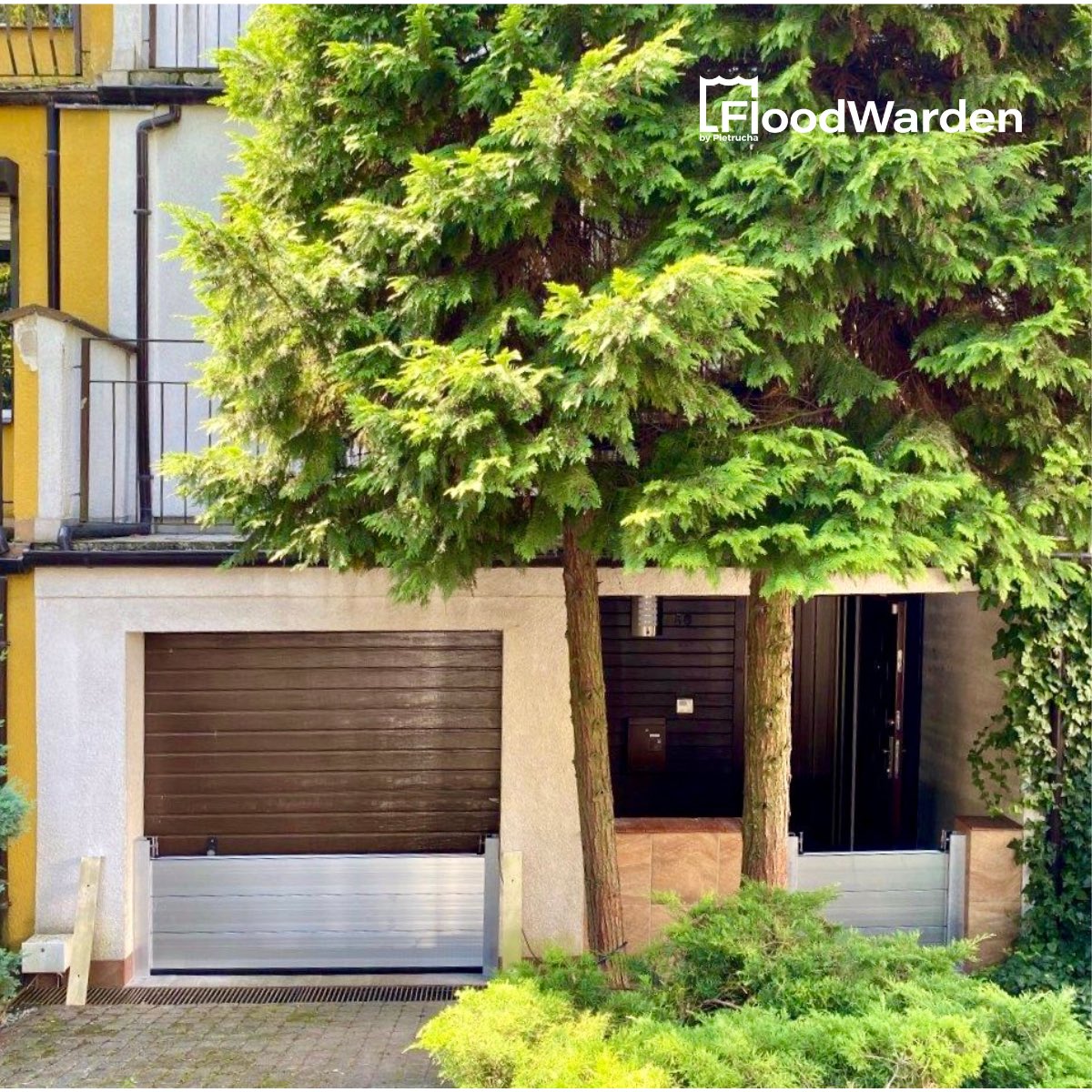 Pietrucha_Group's tweet photo. Dense development often
hinders the natural capacity to retain rainwater. This may lead to floodings.

We are glad that thanks to #FloodWarden, the property in the photos
will now only be bathed in the sunlight and lush vegetation.

#floodprotection #floodbarrier #stopflood https://t.co/v4bwGU43Ut